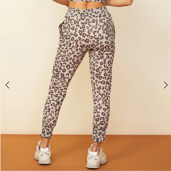MONROW Leopard Movement Jogger in Ice Coffee XS - Picture 4 of 13